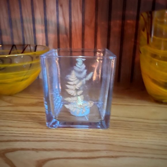 Clear Glass Vase with Fern Design - Picture 4 of 9